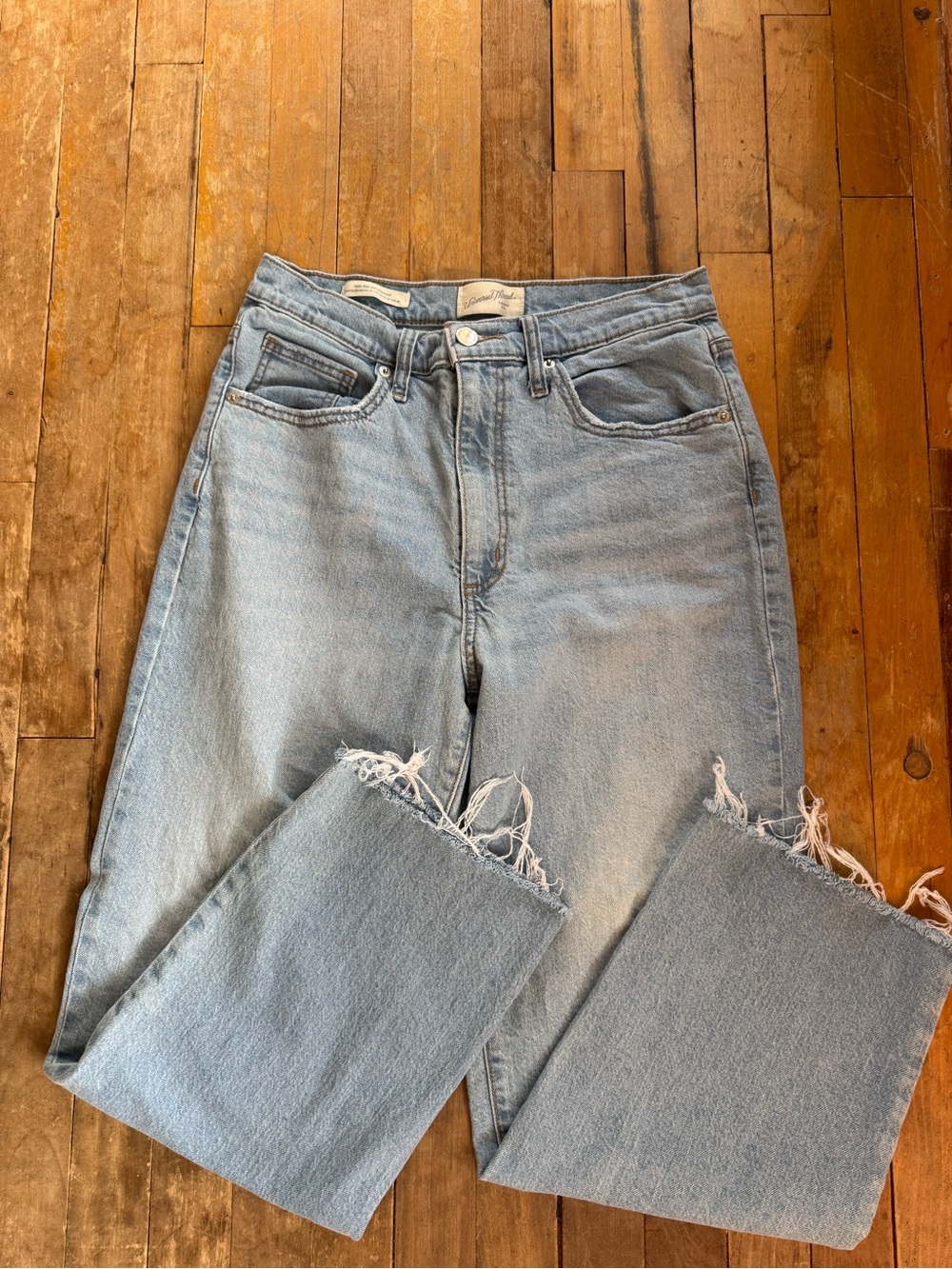 Universal Thread Light Blue Straight-Leg Jeans with Frayed Hem